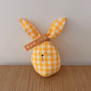 Διακοσμητικό αυγό λαγός κίτρινο καρό (small)